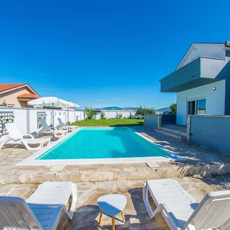 Villa Pearl- With Private Pool Blagaj