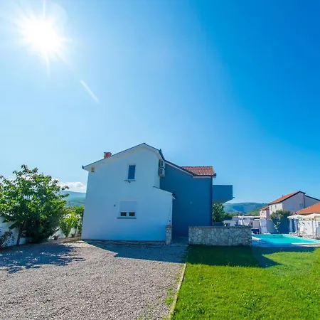 Villa Pearl- With Private Pool Blagaj