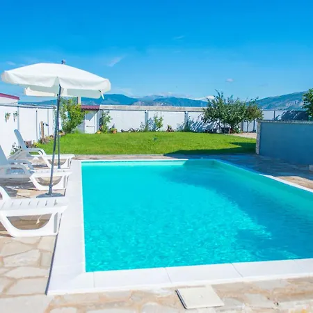 Pearl- With Private Pool Vila Blagaj